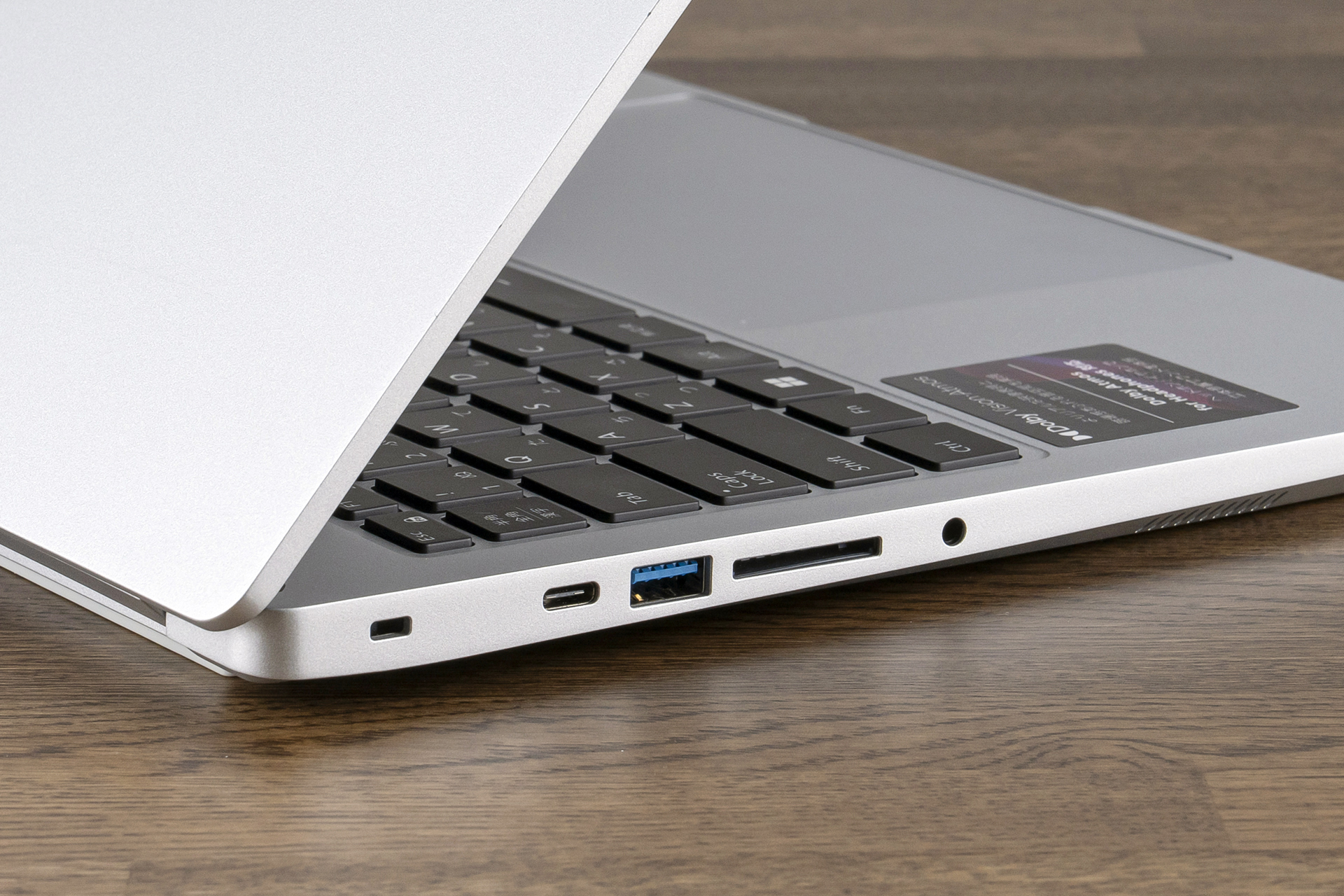 左側にメモリーカードスロット