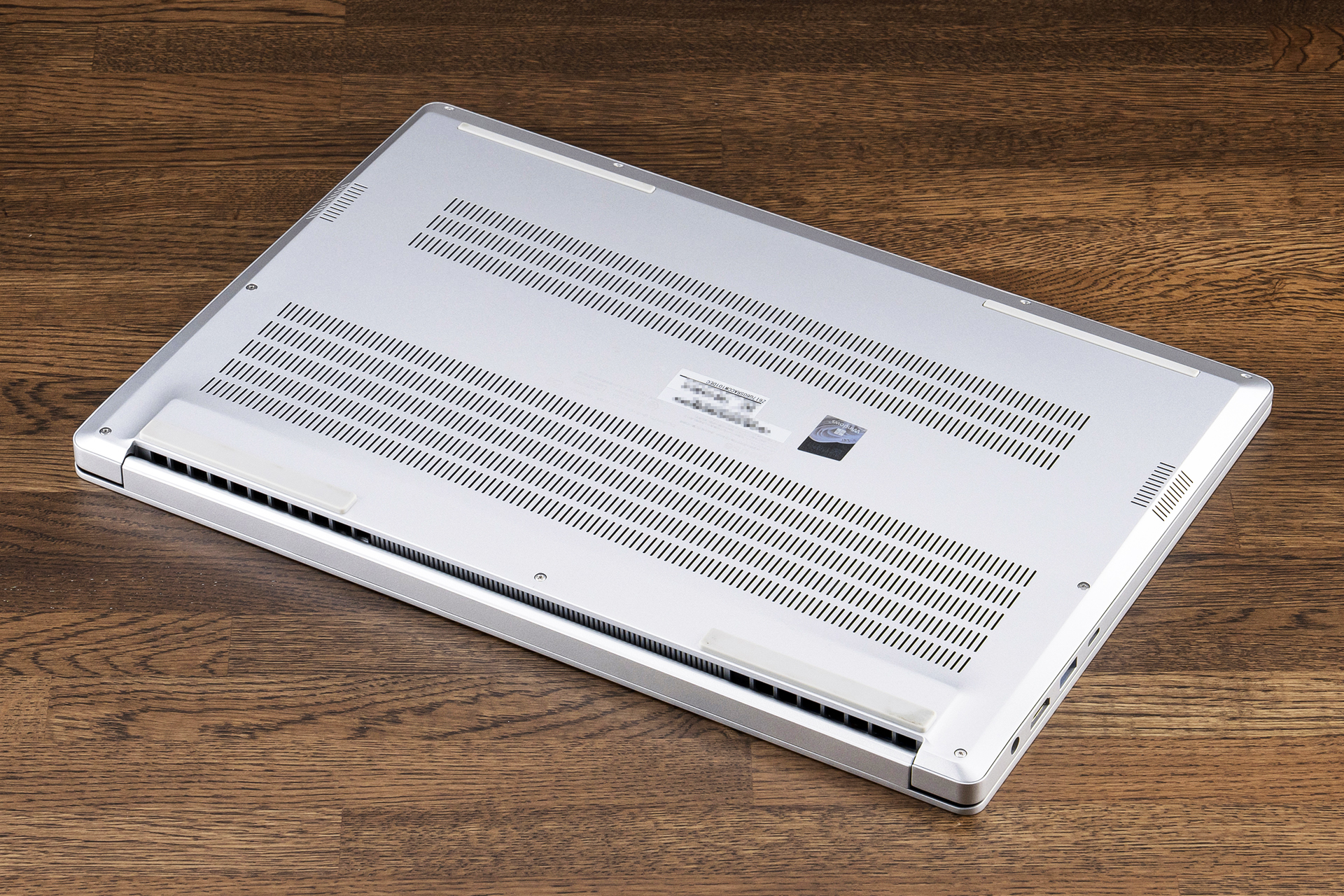 底面は放熱スリットがかなりの面積を占める