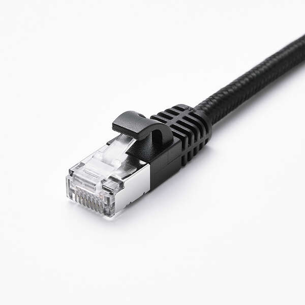 同じくエレコム製のカテゴリ8の製品「<a href="https://www.elecom.co.jp/products/LD-OCMBK10.html" class="n" target="_blank">LD-OCM/BK10</a>」。STPケーブルはコネクターの周囲に金属カバーがあるのが特徴（金属カバーがあればSTPと決まるわけではない）