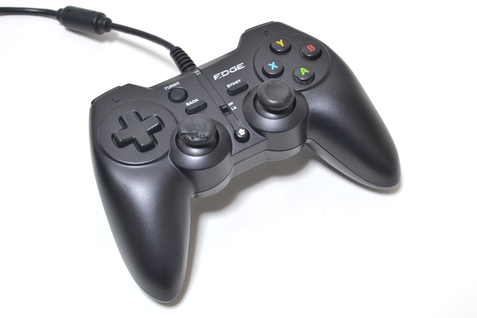 壊れたゲームパッドはHORI製「<a href="https://hori.jp/products/edge_301/" class="n" target="_blank">EDGE 301</a>」。とてもコストパフォーマンスの高い製品だ