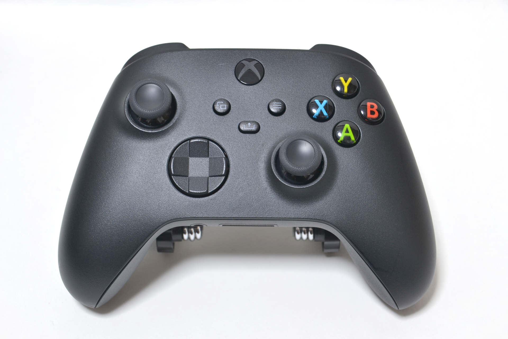 PCゲームの実質的標準コントローラー「<a href="https://www.xbox.com/ja-jp/accessories/controllers/xbox-wireless-controller" class="n" target="_blank">Xbox ワイヤレス コントローラー</a>」。この配置ならアナログスティックを削らないようだが、好みでないなら仕方ない