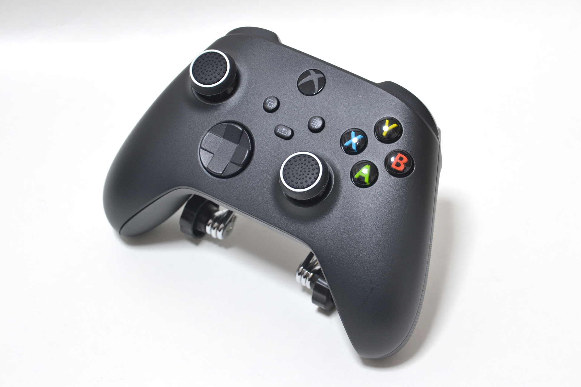 「Xbox ワイヤレス コントローラー」に装着。見た目の違和感はそれほどなく、使用感も良好