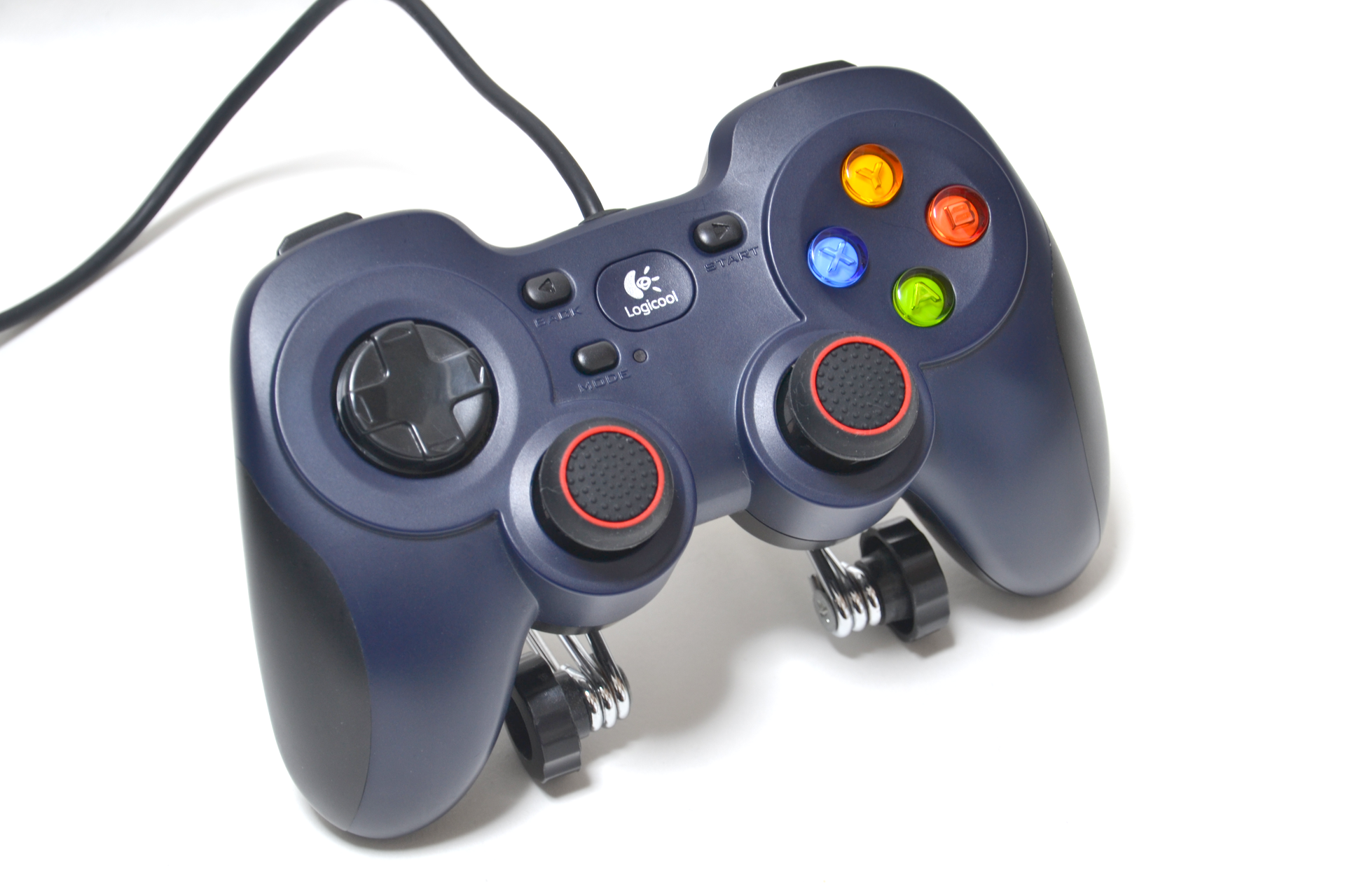 <a href="https://gaming.logicool.co.jp/ja-jp/products/gamepads/f310-gamepad.940-000137.html" class="n" target="_blank">「F310」</a>の盛り上がったアナログスティックにも装着できた