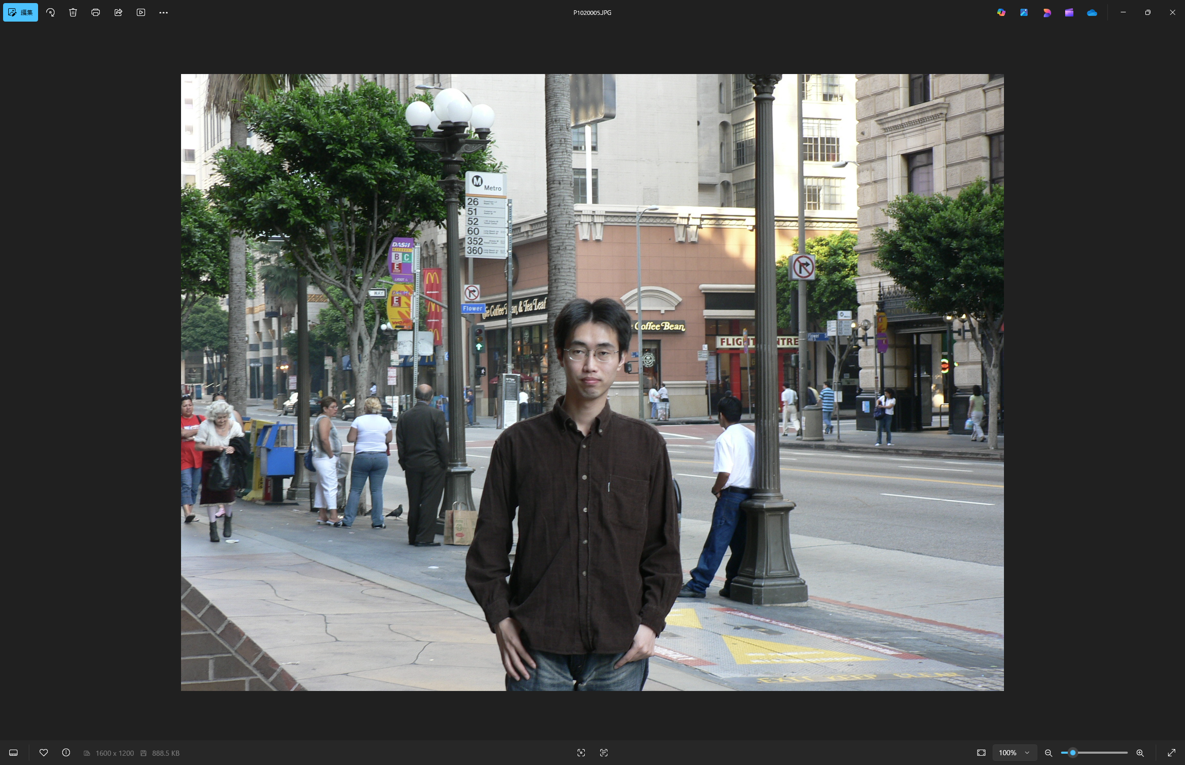 「フォト」で写真を開いた後、左上の［編集］をクリック