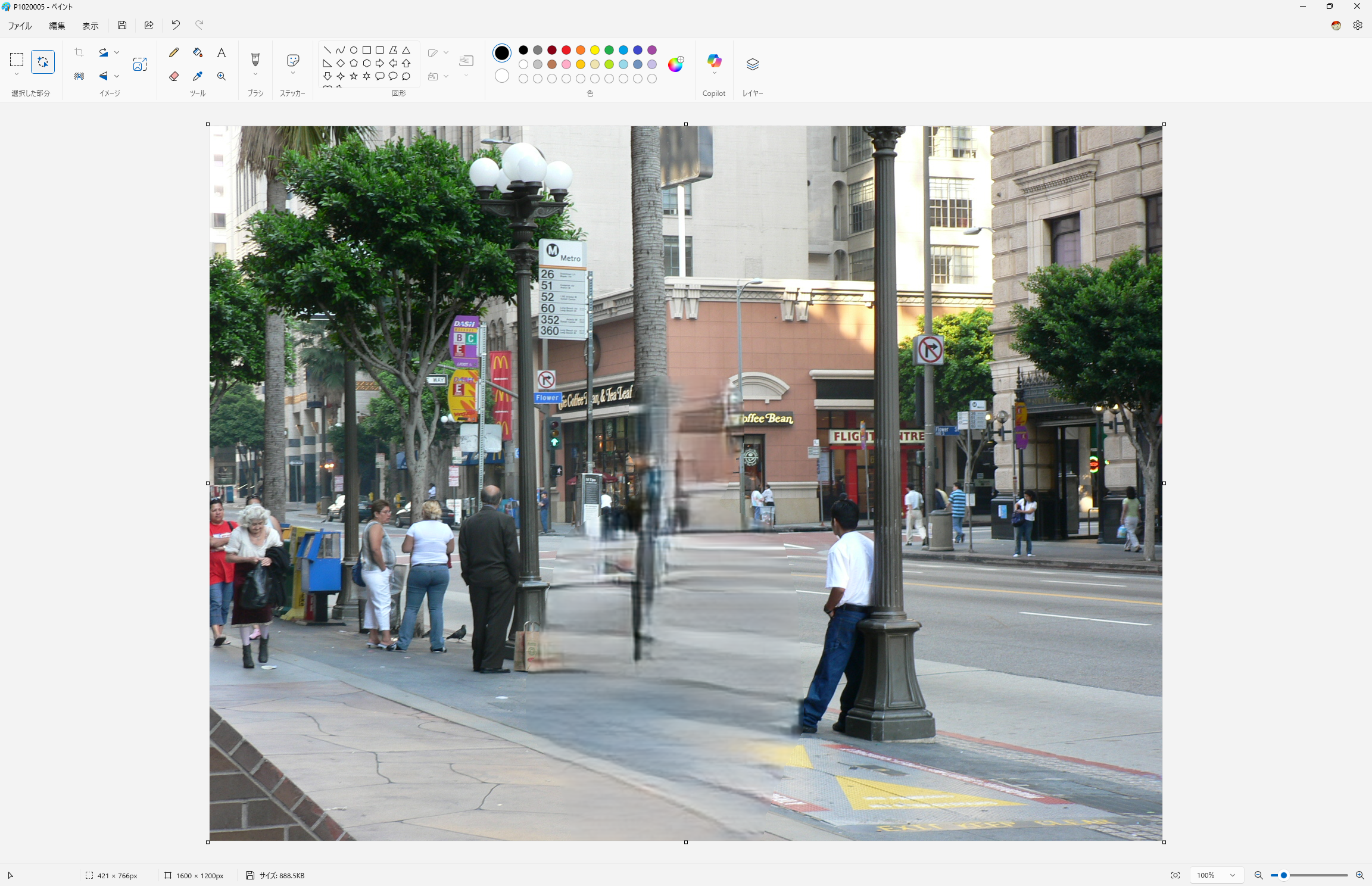 中央の人物が消え、背景を埋めるように描画された