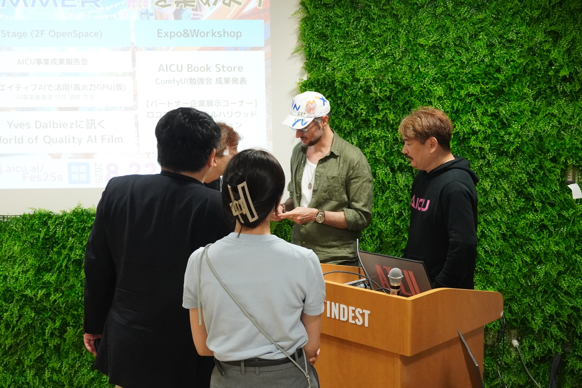 イヴ・ダルビエ氏は講演後も来場者との交流を楽しんだ