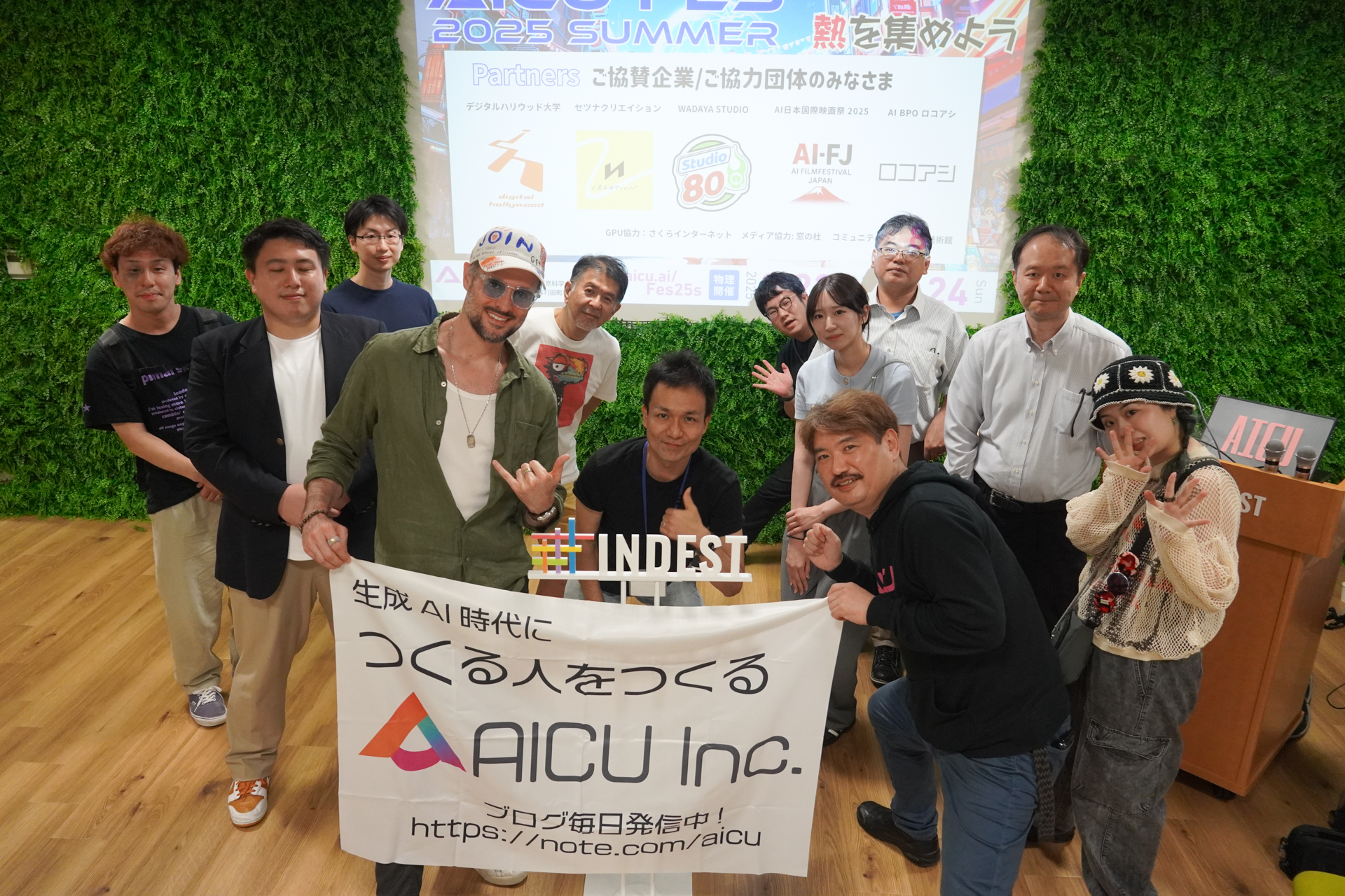 顔出しOKの初日の来場者やスタッフで記念撮影