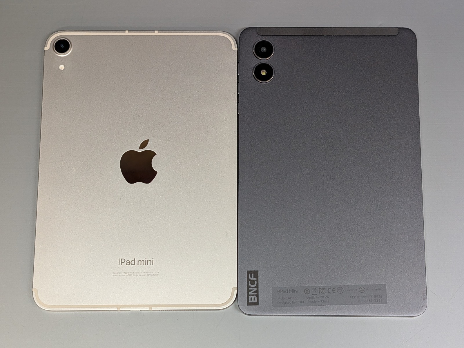 背面の比較。カメラは2眼に見えるが片方はフラッシュで、実際には1眼構成