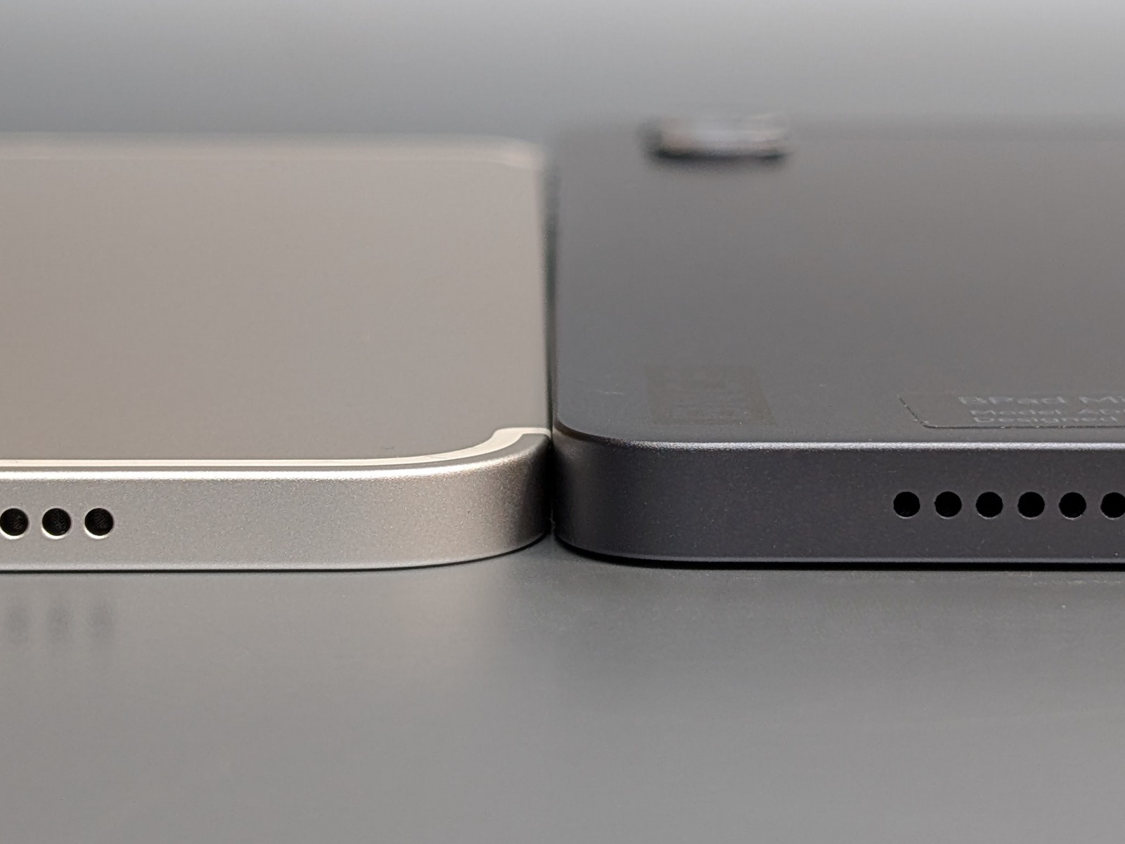 厚みは「iPad mini」（左）よりもややある