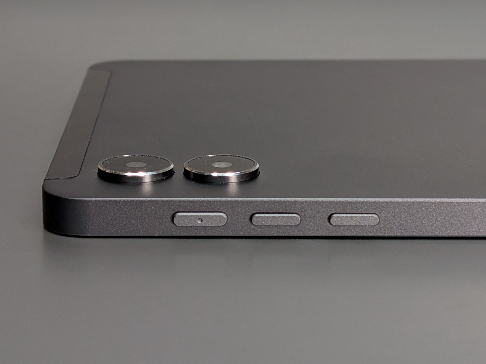 電源ボタンと音量ボタン。どれもほぼ同じ形状で紛らわしい