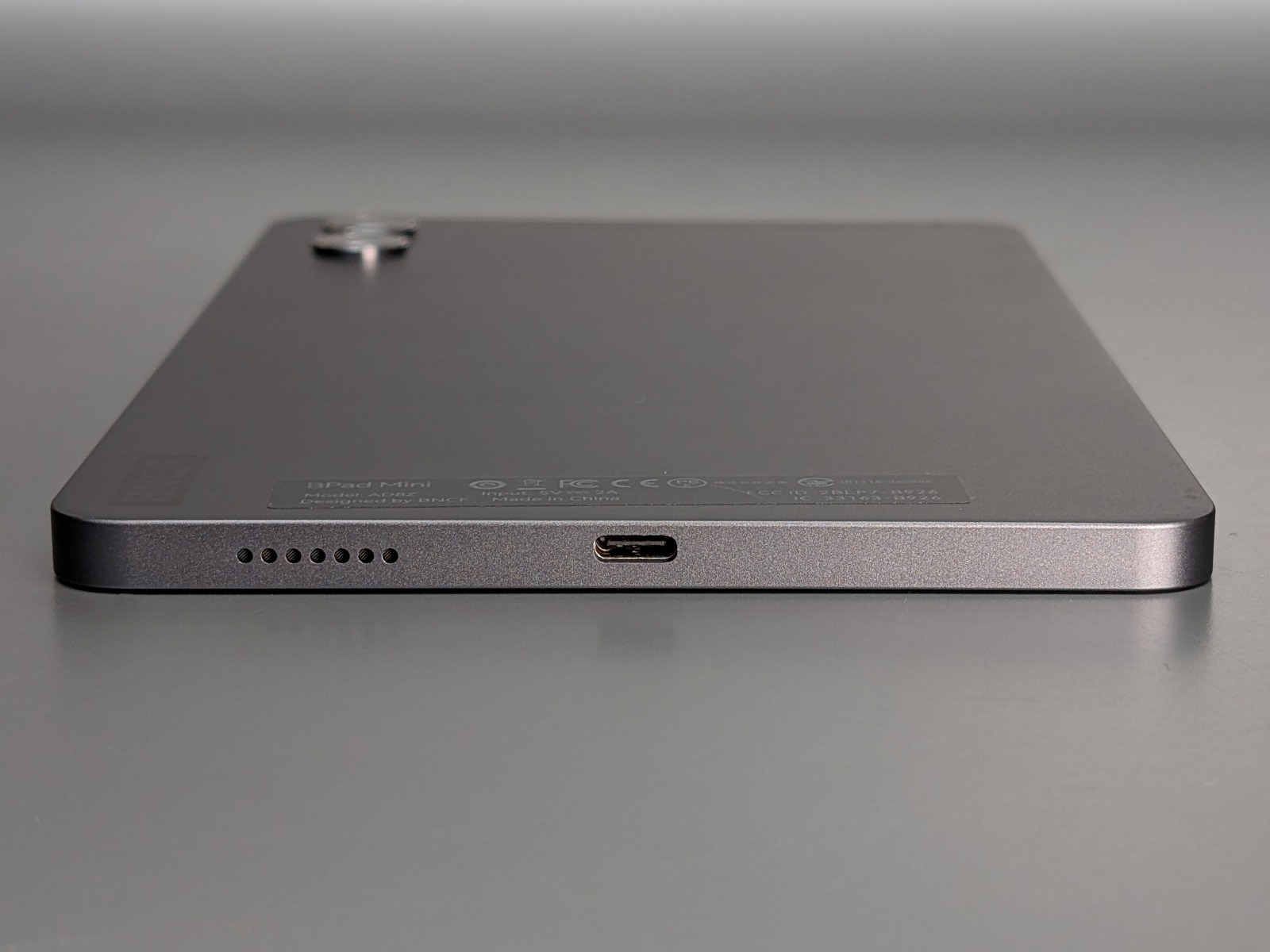 側面にUSB Type-Cポートを搭載。格安タブレットながら急速充電にも対応する