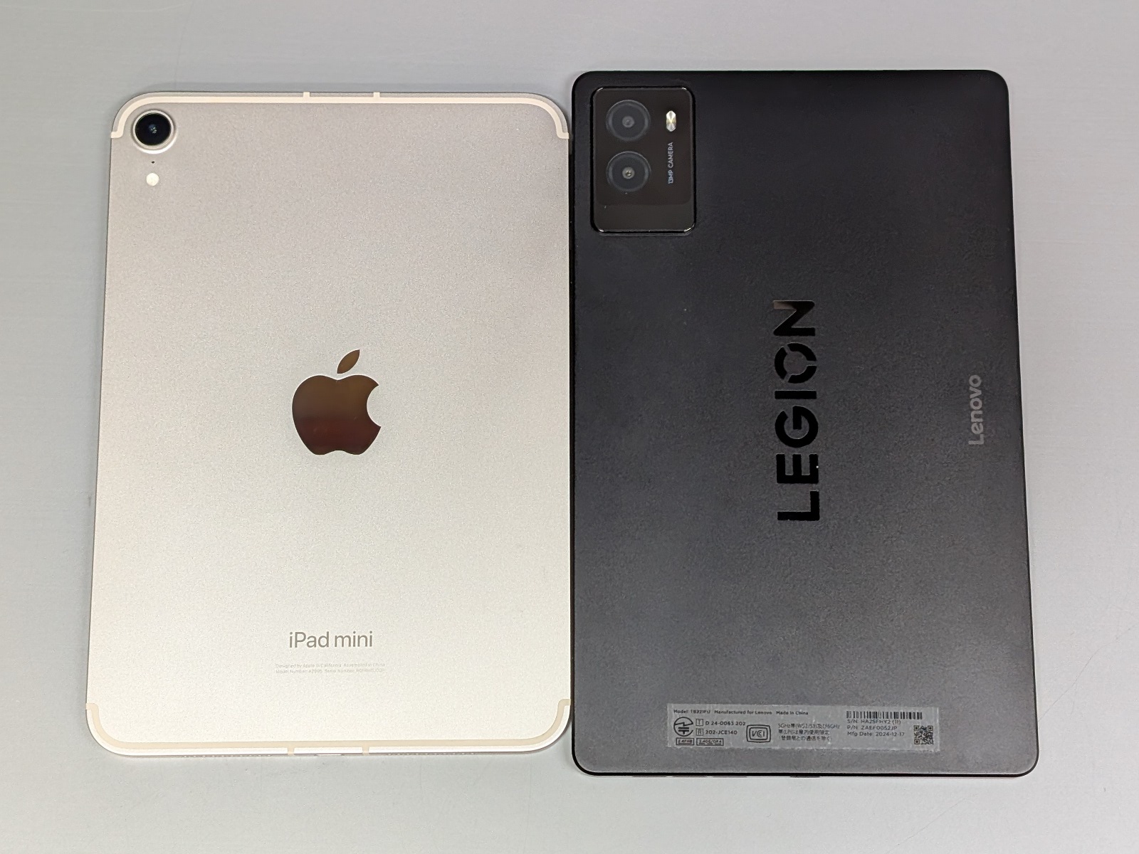 背面の比較。カメラは2眼構成