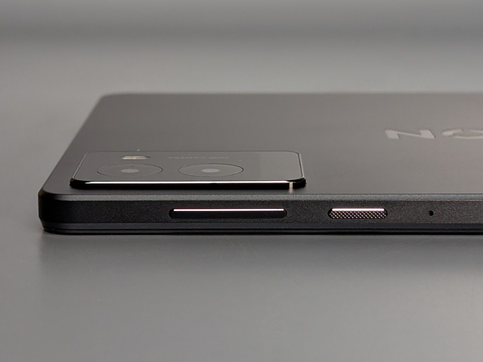 電源ボタン（右）は凹凸加工があり指先で音量ボタンと判別しやすい