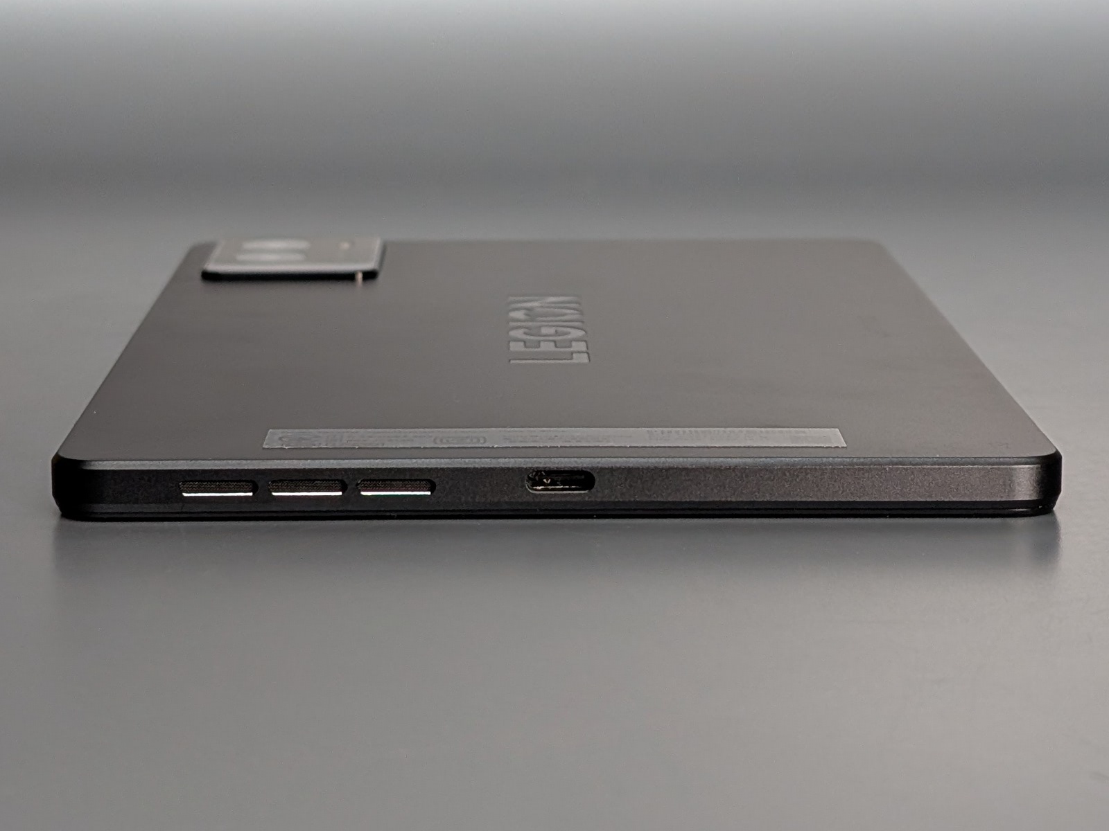 側面にUSB Type-Cポートを搭載。このほか底面側にもUSB Type-Cポートがある