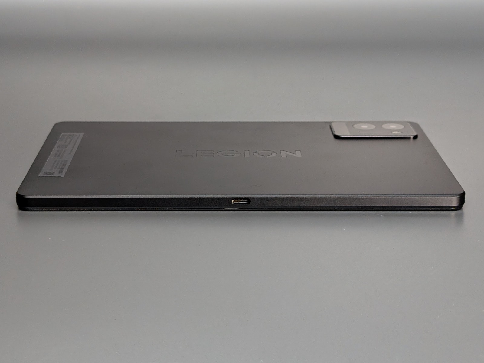 側面だけでなく底面にもUSB Type-Cポートを搭載する。側面側と異なり、USB 3.2仕様で映像出力にも対応