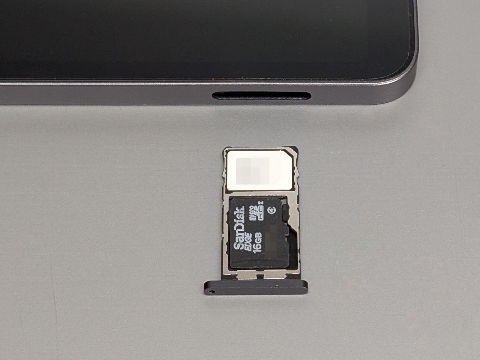 LTEに対応するほか、メモリカードも利用できる