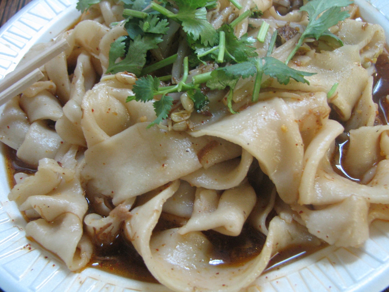 陝西省西安の名物「𰻞𰻞麺」（ビャンビャン麺）。Wikipediaより