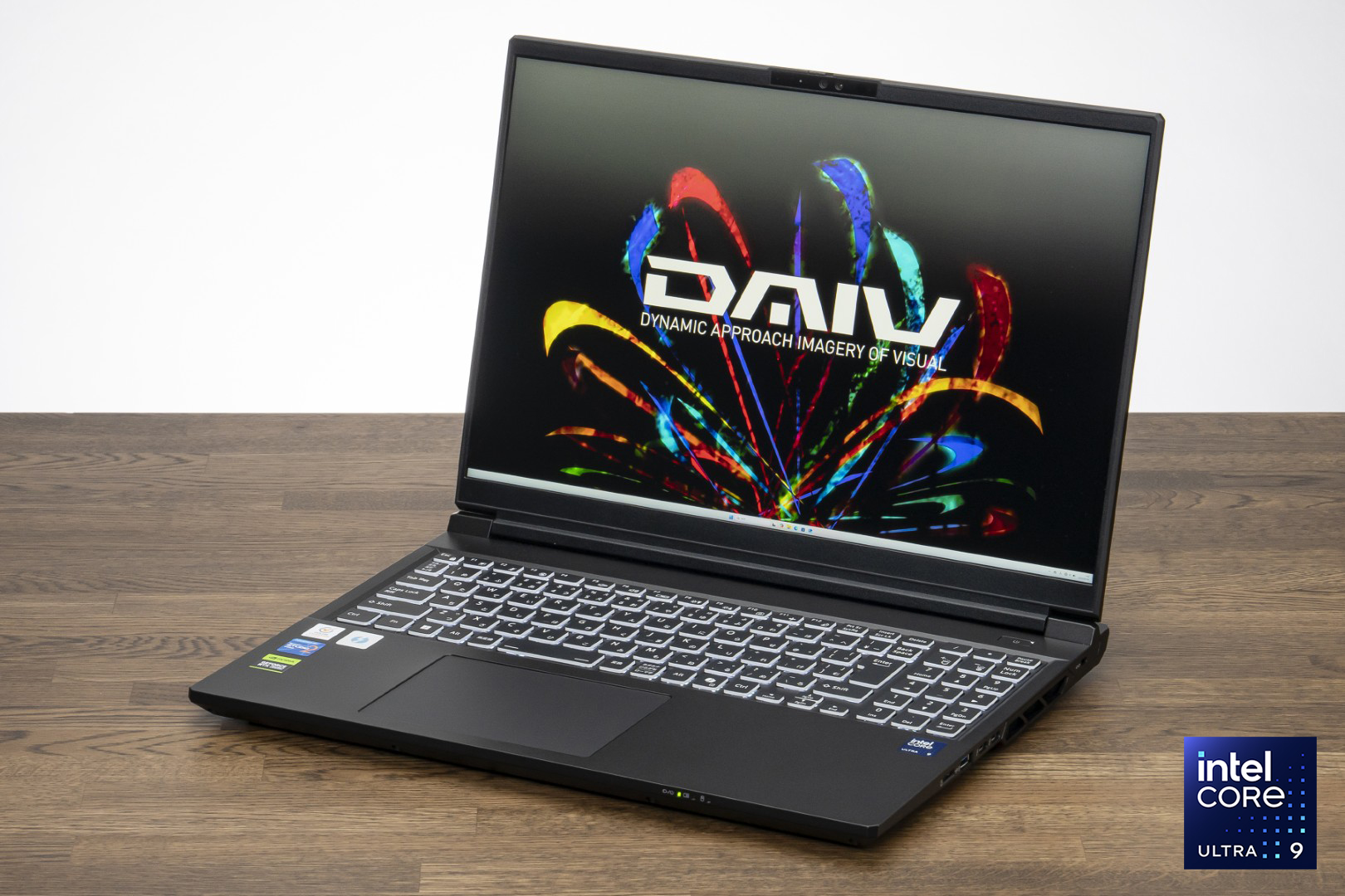 “松コース”の「<a href="https://www.mouse-jp.co.jp/store/g/gdaiv-n6i9g80bkcfdw101dec/?utm_source=mdmr&utm_medium=content-text&utm_campaign=2509_mdnm_ai&utm_content=pr" class="strong nb" target="_blank">DAIV N6-I9G80BK-C</a>」はGeForce RTX 5080 Laptop GPUを搭載。ローカルAIを存分に使うためのハイスペックPCだ