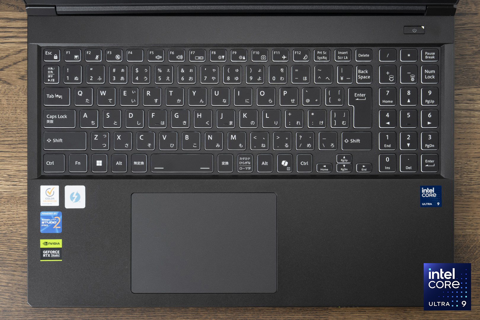 “松コース”の「<a href="https://www.mouse-jp.co.jp/store/g/gdaiv-n6i9g80bkcfdw101dec/?utm_source=mdmr&utm_medium=content-text&utm_campaign=2509_mdnm_ai&utm_content=pr" class="strong nb" target="_blank">DAIV N6-I9G80BK-C</a>」はGeForce RTX 5080 Laptop GPUを搭載。ローカルAIを存分に使うためのハイスペックPCだ