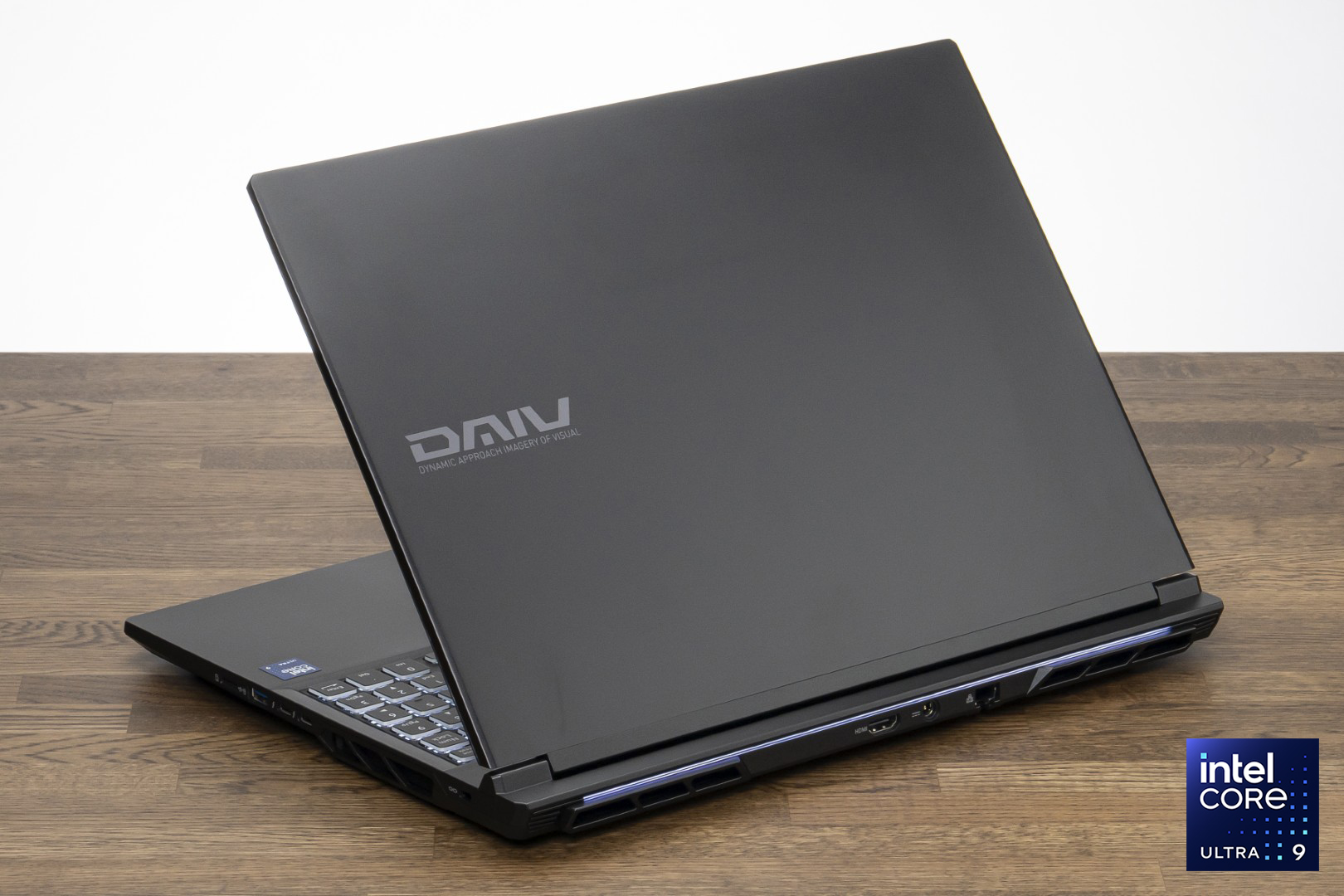 「<a href="https://www.mouse-jp.co.jp/store/g/gdaiv-n6i9g80bkcfdw101dec/?utm_source=mdmr&utm_medium=content-text&utm_campaign=2509_mdnm_ai&utm_content=pr" class="strong nb" target="_blank">DAIV N6-I9G80BK-C</a>」の天面のデザインはシンプルながら、しっかりした塗装で質感は高い