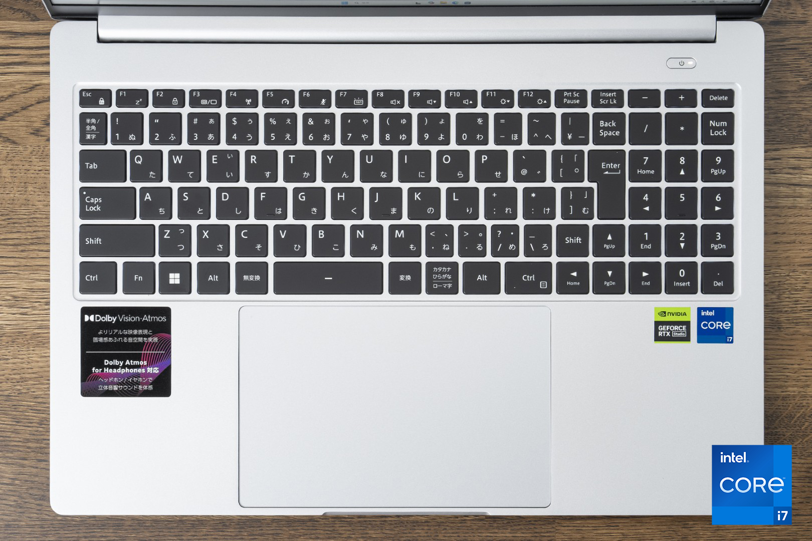 “竹コース”の「<a href="https://www.mouse-jp.co.jp/store/g/gdaiv-z6i7g60sraccw101dec/?utm_source=mdmr&utm_medium=content-text&utm_campaign=2509_mdnm_ai&utm_content=pr" class="strong nb" target="_blank">DAIV Z6-I7G60SR-A</a>」はGeForce RTX 4060 Laptop GPUを搭載。価格はぐっと下がるが、これもローカルAIを試せる性能は持っている