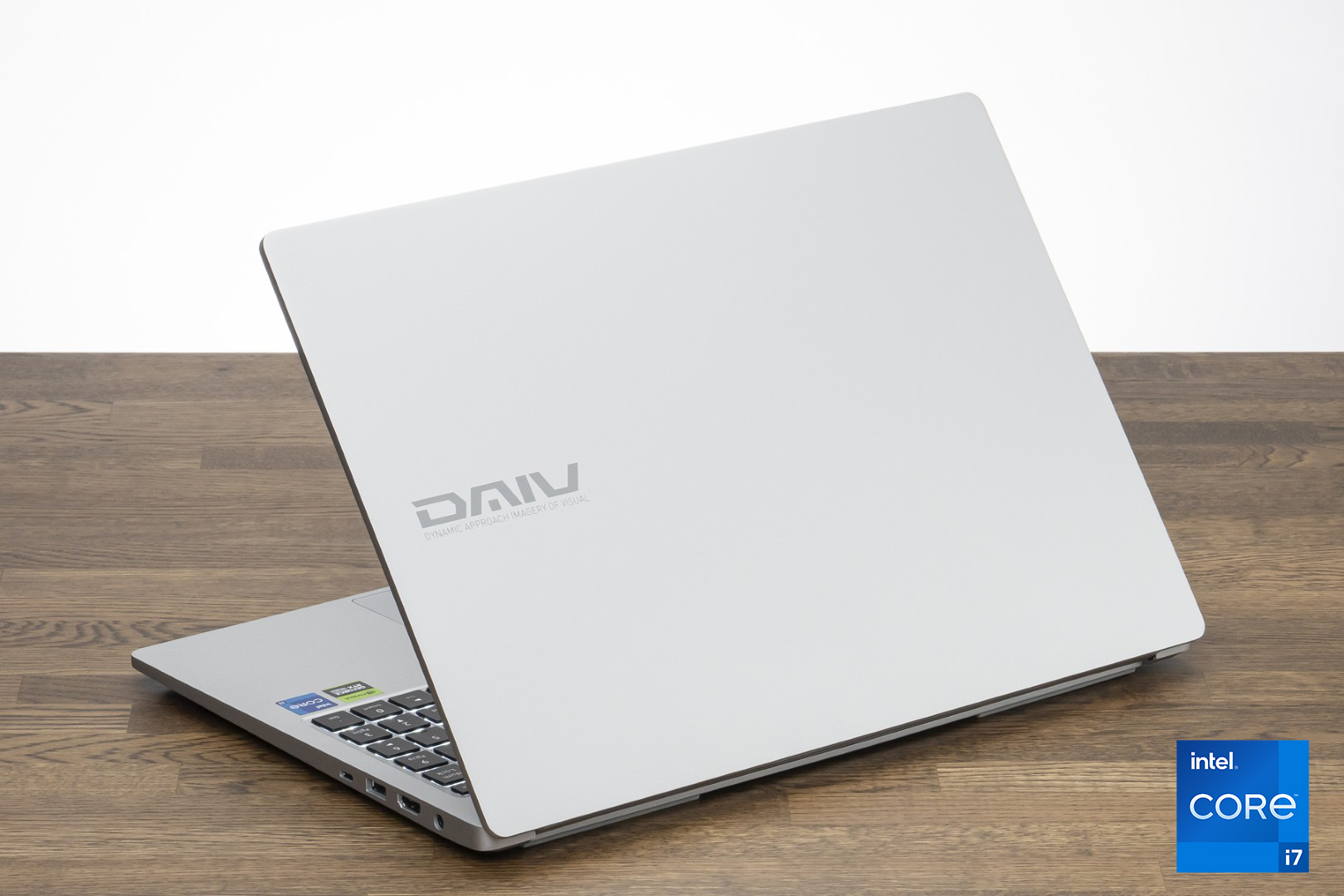 「<a href="https://www.mouse-jp.co.jp/store/g/gdaiv-z6i7g60sraccw101dec/?utm_source=mdmr&utm_medium=content-text&utm_campaign=2509_mdnm_ai&utm_content=pr" class="strong nb" target="_blank">DAIV Z6-I7G60SR-A</a>」の天面のデザイン。シルバーベースのシンプルなタイプだ