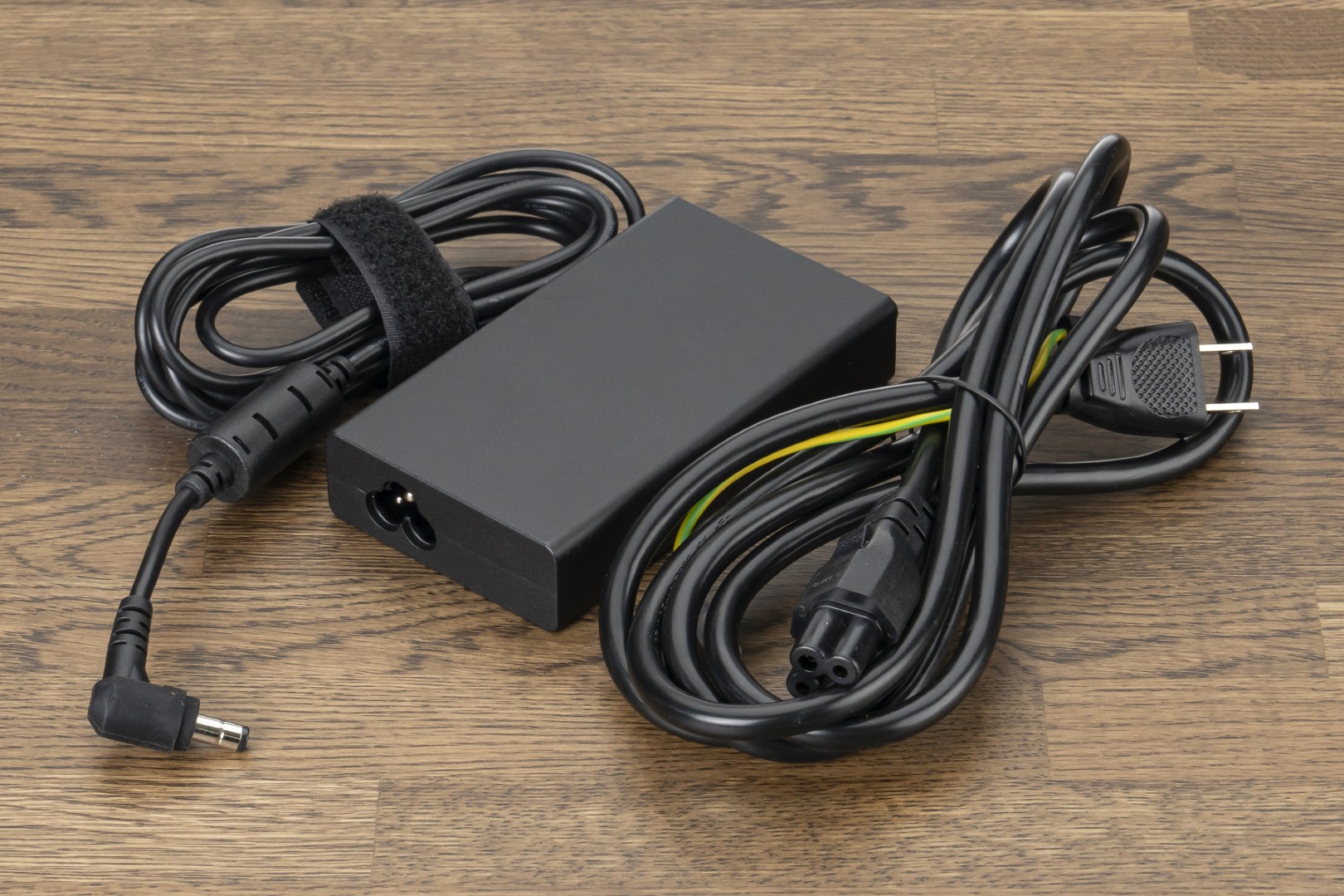 「<a href="https://www.mouse-jp.co.jp/store/g/gdaiv-z6i7g60sraccw101dec/?utm_source=mdmr&utm_medium=content-text&utm_campaign=2509_mdnm_ai&utm_content=pr" class="strong nb" target="_blank">DAIV Z6-I7G60SR-A</a>」のACアダプタ。可搬性が高い。