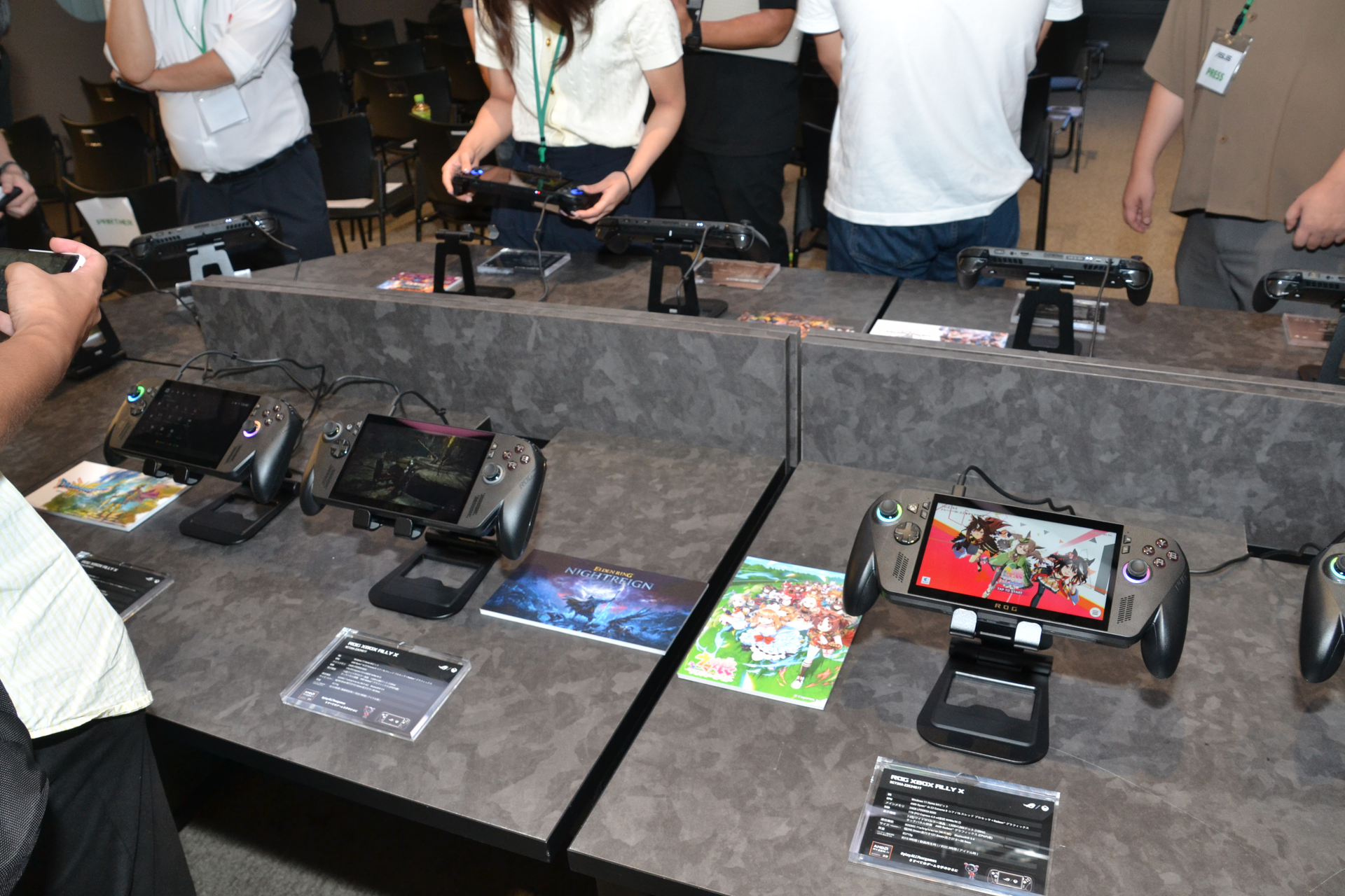 左右のグリップが特徴的な形状は、見た目がかなり大きく感じられるが、持ちやすさには大いに貢献している