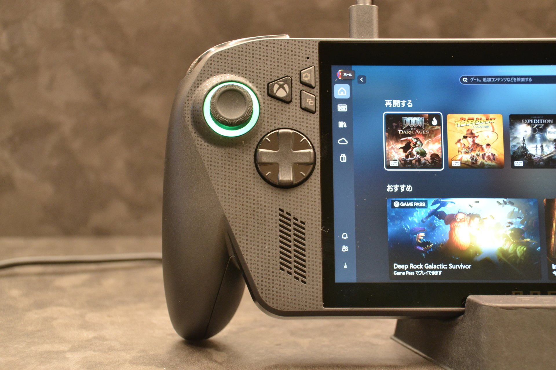 Xboxボタンは左側にある。これを長押しするとウィンドウ切り替え画面になる