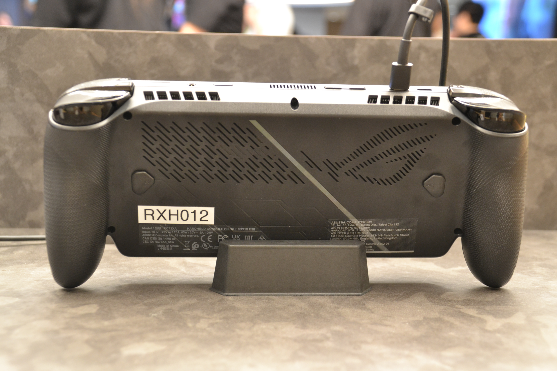 ゲームパッド業界では流行の背面ボタンも搭載