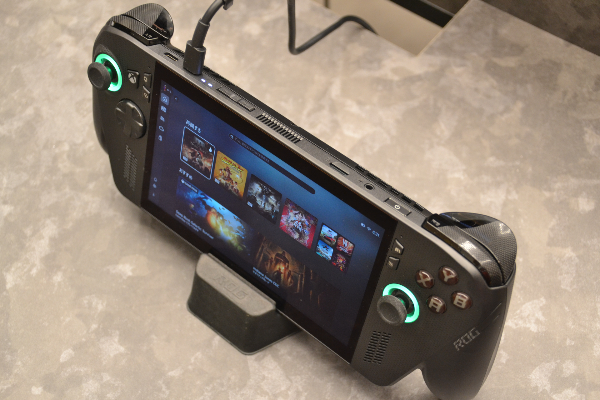 上部にはUSB Type-C端子が2つあるのがポイント。電源ボタン部分に内蔵された指紋認証システムによるログインにも対応