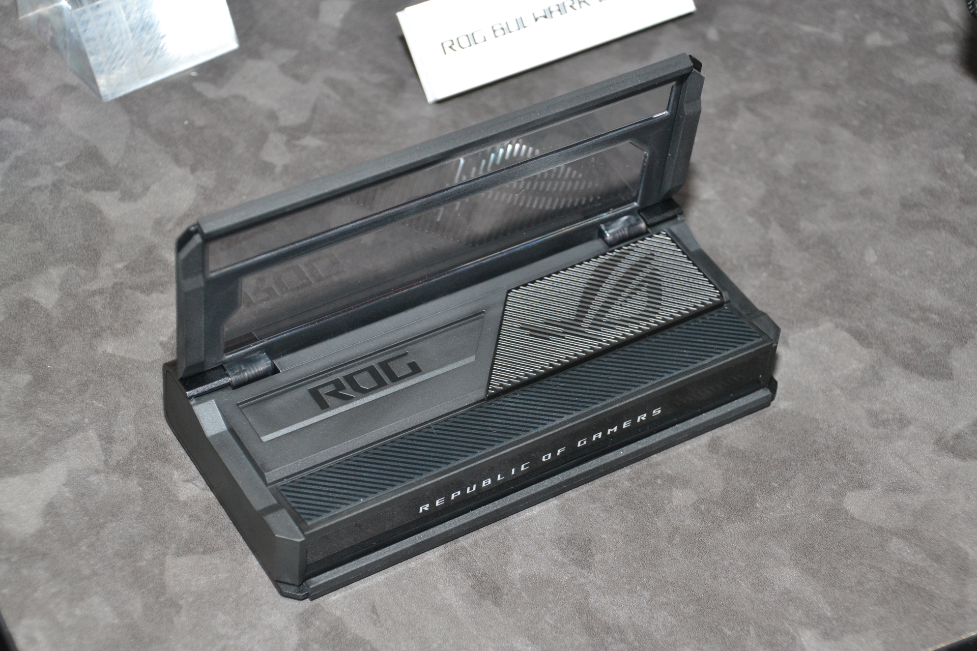 別売のドック「ROG Bulwark Dock DG300」も用意されている。本体と同日発売で、価格は23,980円