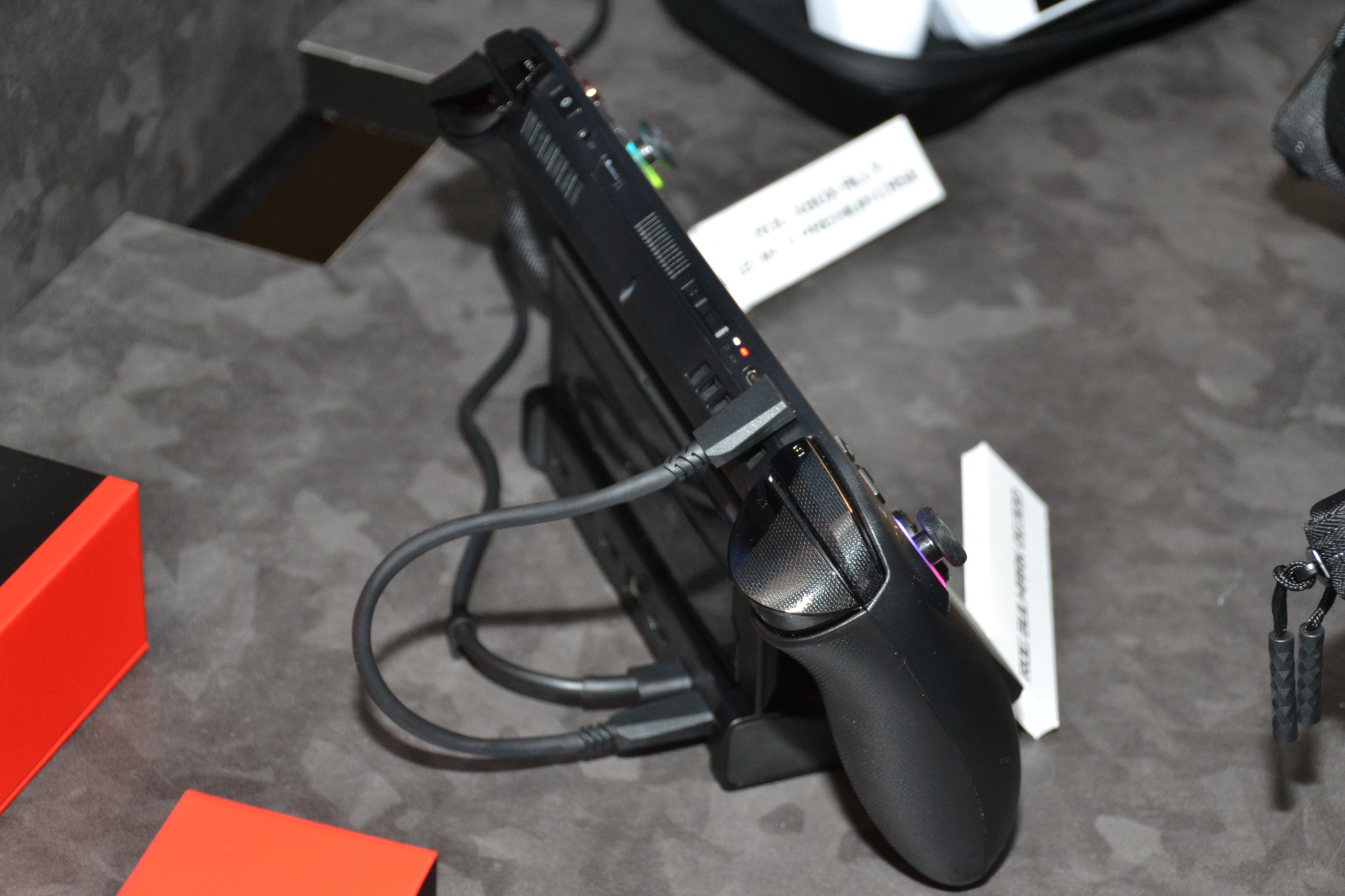 セットすると充電されるものではなく、USBケーブルで接続する形