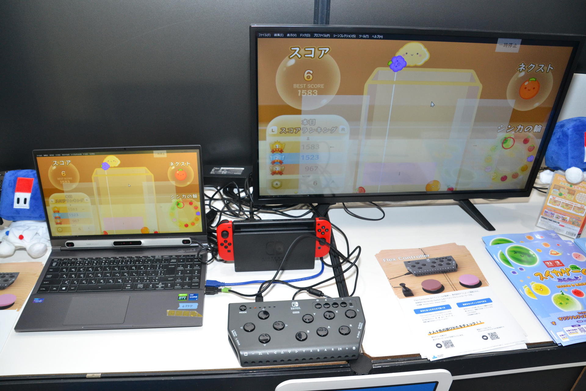 「スイカゲーム」を視線で操作するデモ。PCの前に座り、アイトラッキングセンサーを使って操作できる。「Flex Controller」がPCのセンサー動作を仲介することで、Switchでの操作を可能にしている