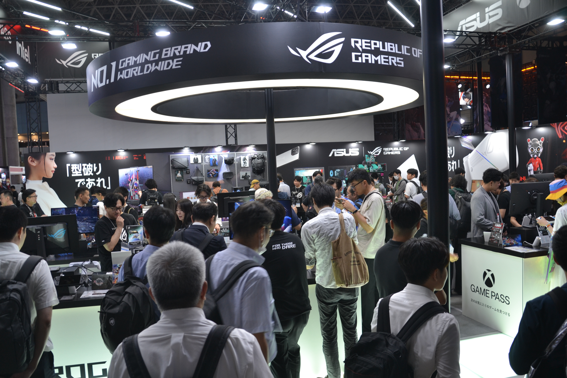 ASUSブースはビジネスデイにも関わらず大盛況