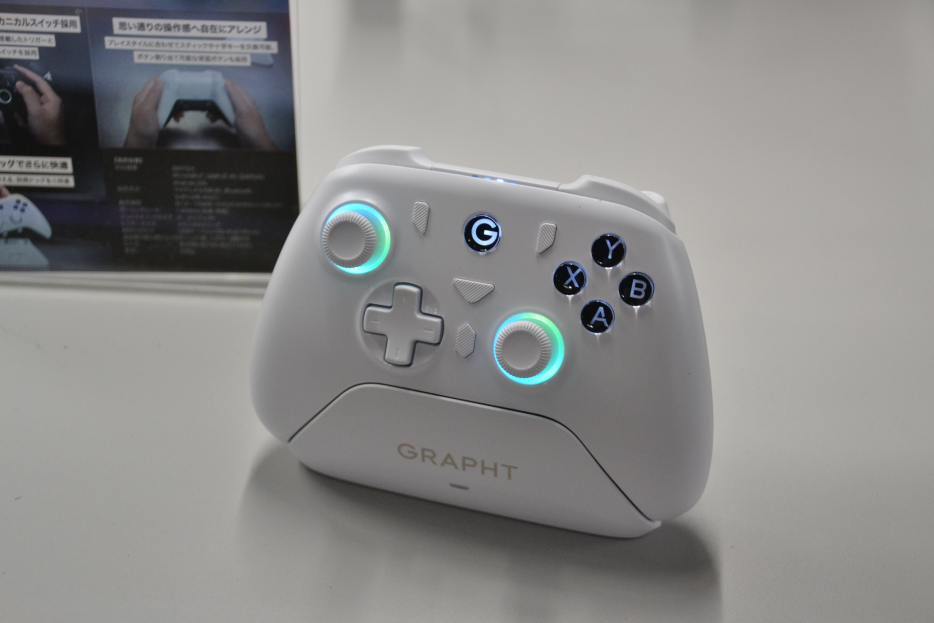 「Omni Plus」は高性能ながら安価。置いて充電できるスタンドも嬉しい