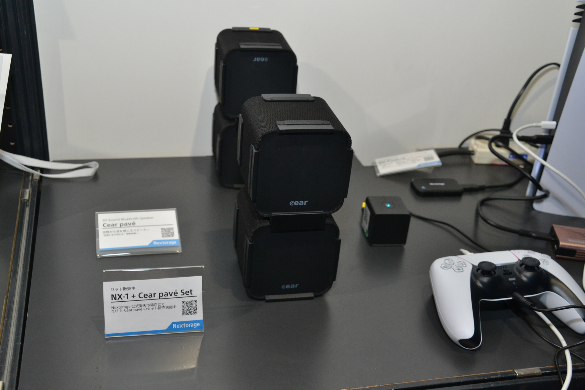 Nextorageと同じブースに出展されていたCEARのスピーカー「<a href="https://cear.tokyo/" class="n" target="_blank">Cear pave</a>」。ブロック型の左右にスピーカーがあり、信号処理によってステレオの音源をリアルな立体音響に変えてしまう。ゲームに最適な低遅延モードも備えている