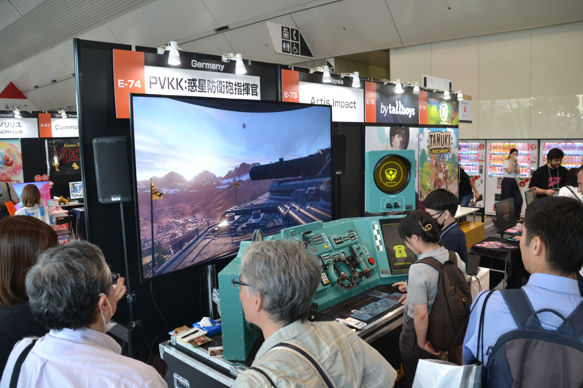 インディーゲームコーナーのうち、上階通路で展開する「SELECTED INDIE 80」で話題の「<a href="https://store.steampowered.com/app/2956040/PVKK/?l=japanese" class="n" target="_blank">PVKK:惑星防衛砲指揮官</a>」。ドイツ制作らしいが、「鉄騎」のファンも腰を抜かしそうな巨大操作デバイスを日本に持ち込んだのがすごい