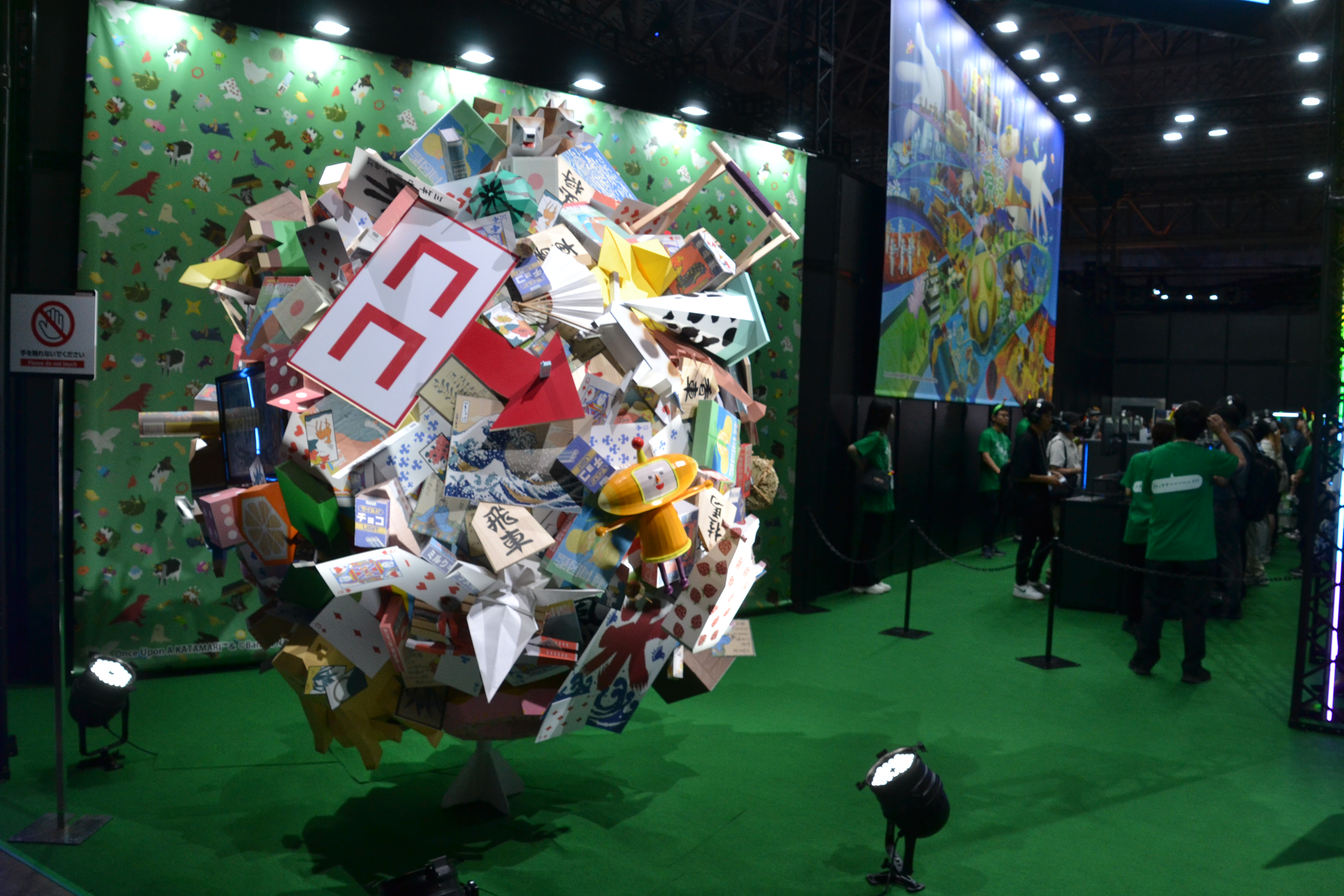 バンダイナムコエンターテインメントブースより、「<a href="https://once-upon-a.katamaridamacy.jp/" class="n" target="_blank">ワンス・アポン・ア・塊魂</a>」コーナー。巻き込まれた状態で記念写真を撮りたいが、触ってはいけないそうだ