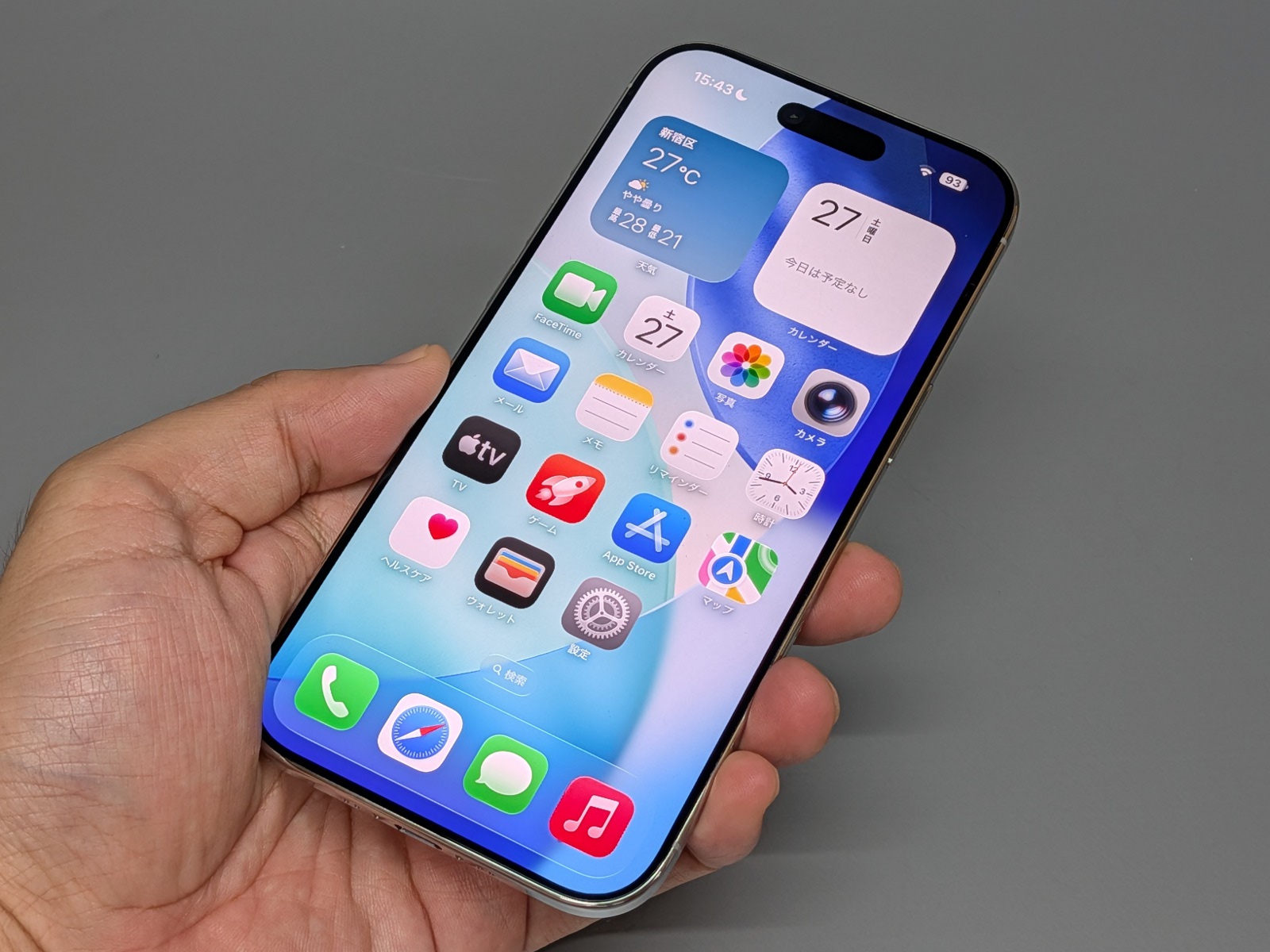 画面サイズは6.5型。iPhoneの標準サイズと大画面サイズの中間に相当する大きさだ