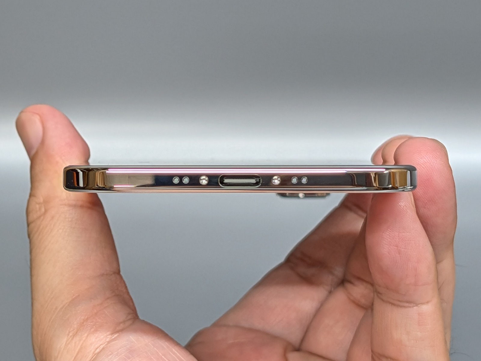 厚みは5.64mm。同時発売のiPhone 17シリーズの各製品より約2～3mmも薄い