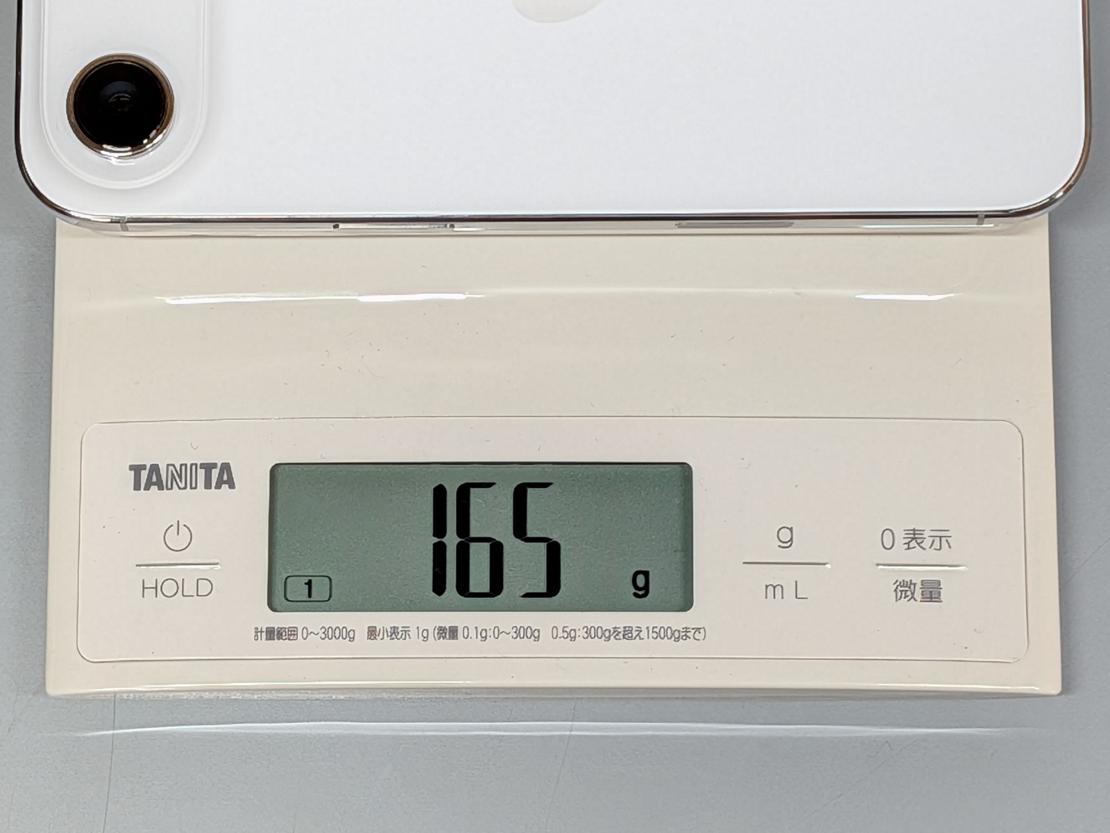 重量は165g。軽さをアピールしているが、あくまでも『6.5型のスマホとしては』であって、より軽量な端末がないわけではない