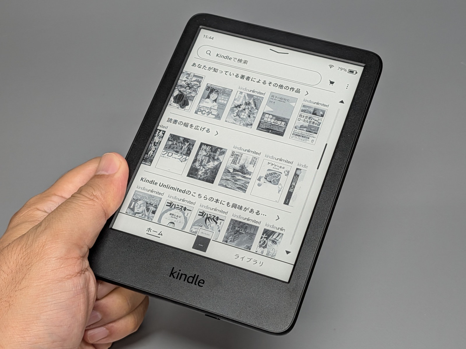 画面サイズは6型。アスペクト比は4:3と、紙の本の比率に近い