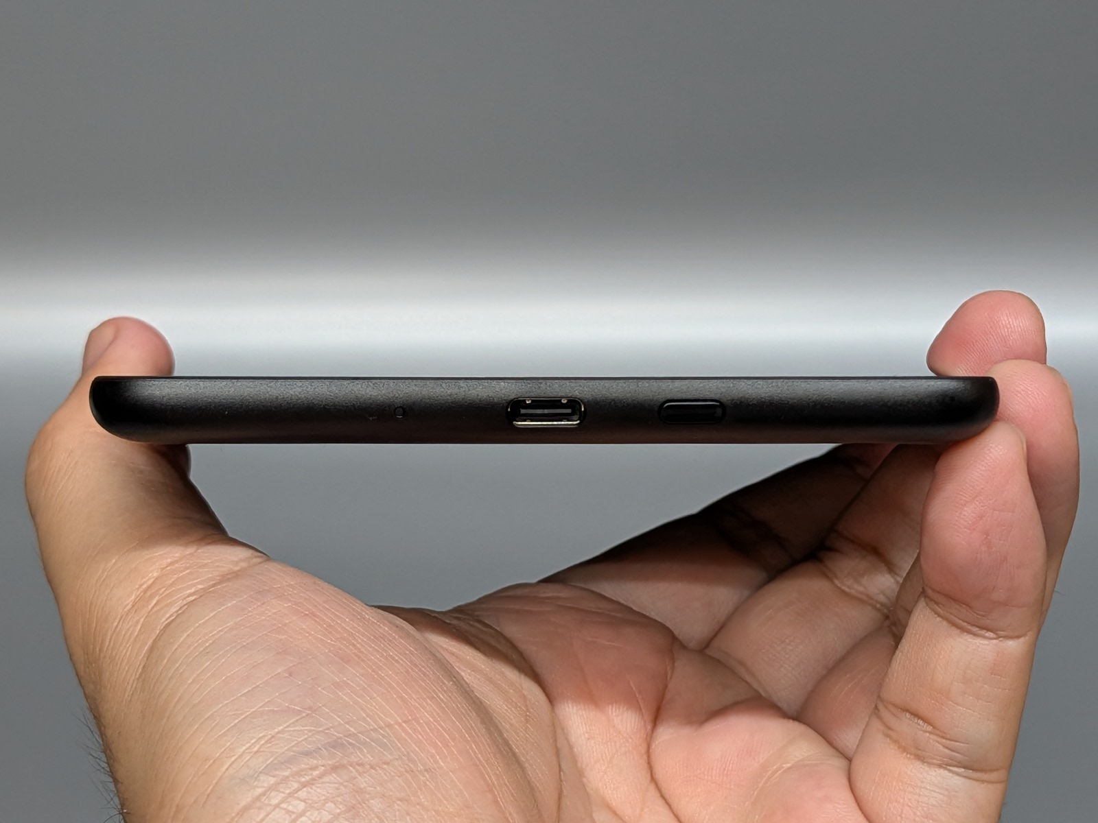 厚みは8.0mmで特に薄型というわけではない。本体にあるボタンはこの底面にある電源ボタンのみ