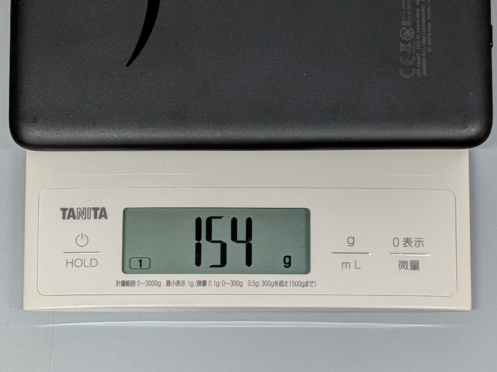 重量は公称158g、実測で154g。樹脂素材ということもありボディはかなり軽量だ