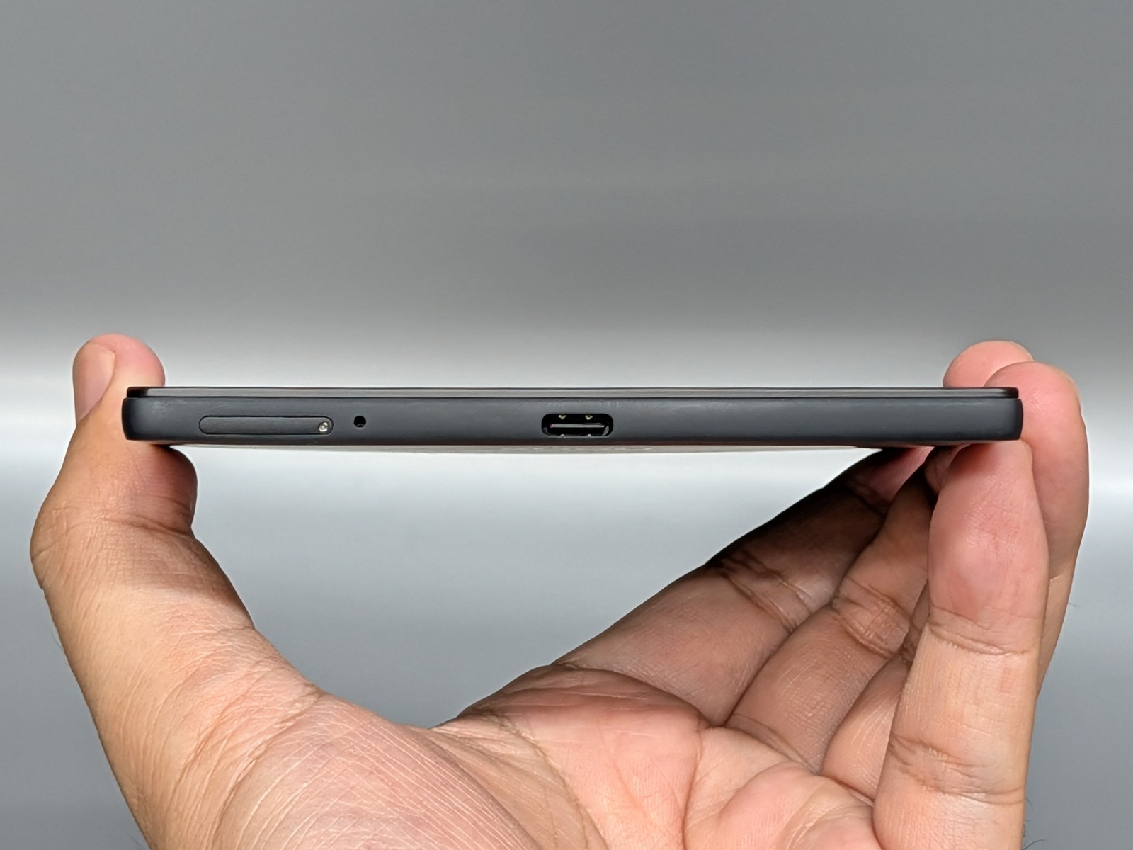 厚みは6.8mmと、E Ink端末としてはかなり薄型。左端にはカードスロットがあり容量追加にも対応する