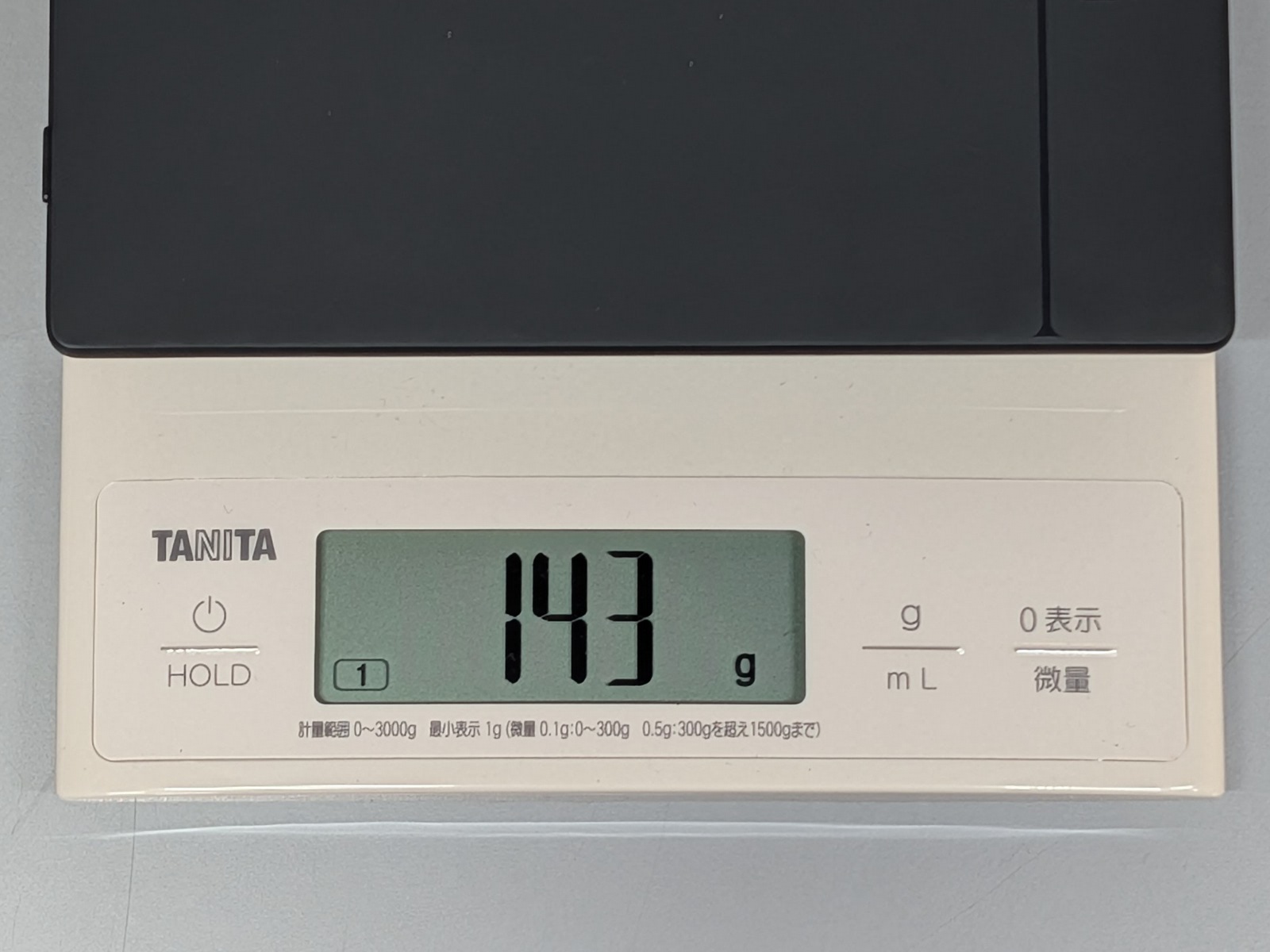 重量は公称148g、実測では143gとさらに軽くなる。持っていてフワフワとして落ち着かないほどの軽さだ