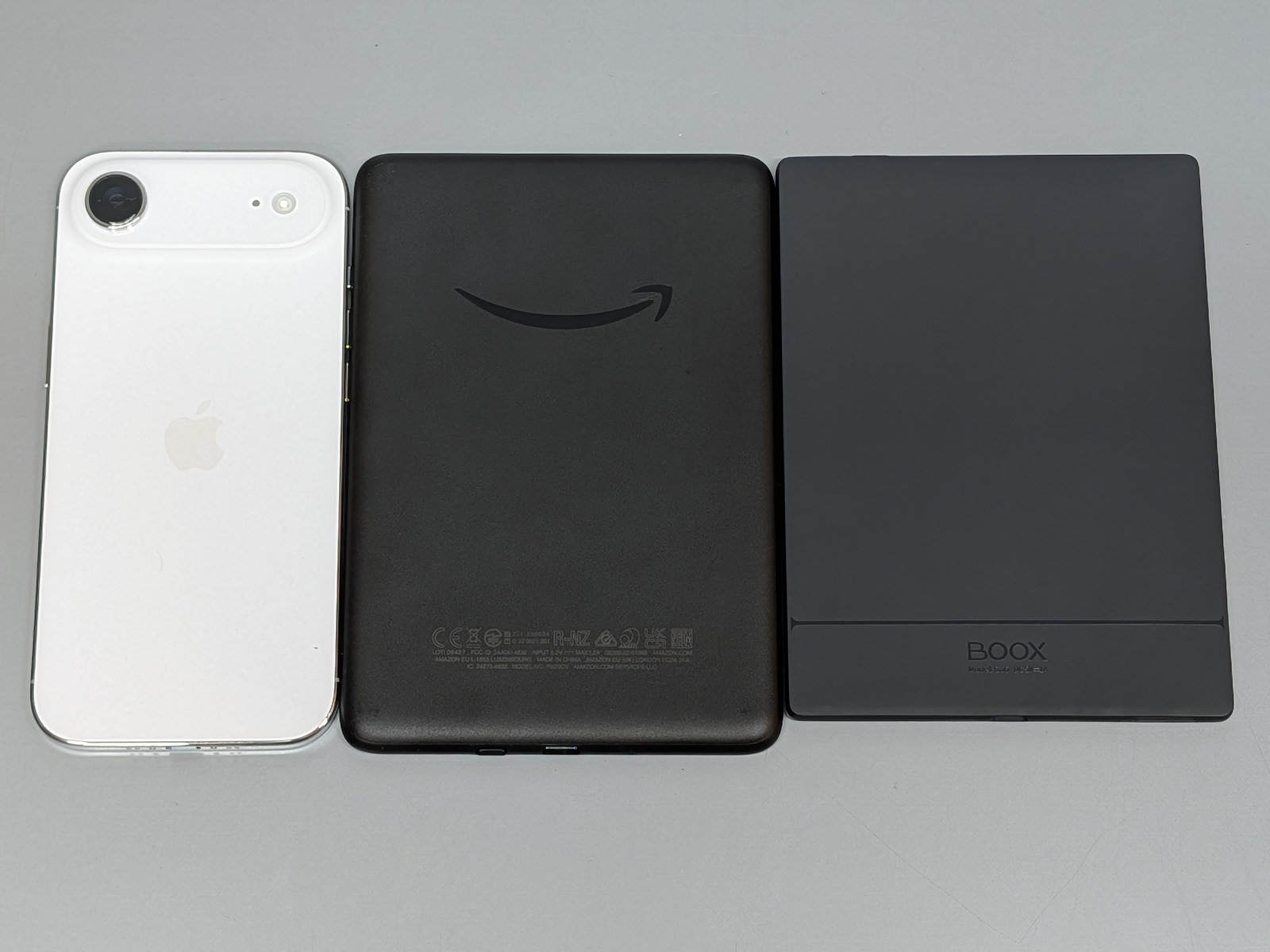 背面の比較。Kindle（中）、BOOX Go 6（右）はカメラは非搭載だ