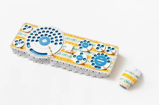 なにゆえ人は電話にフリルのカバーをかけたのであろうか……？