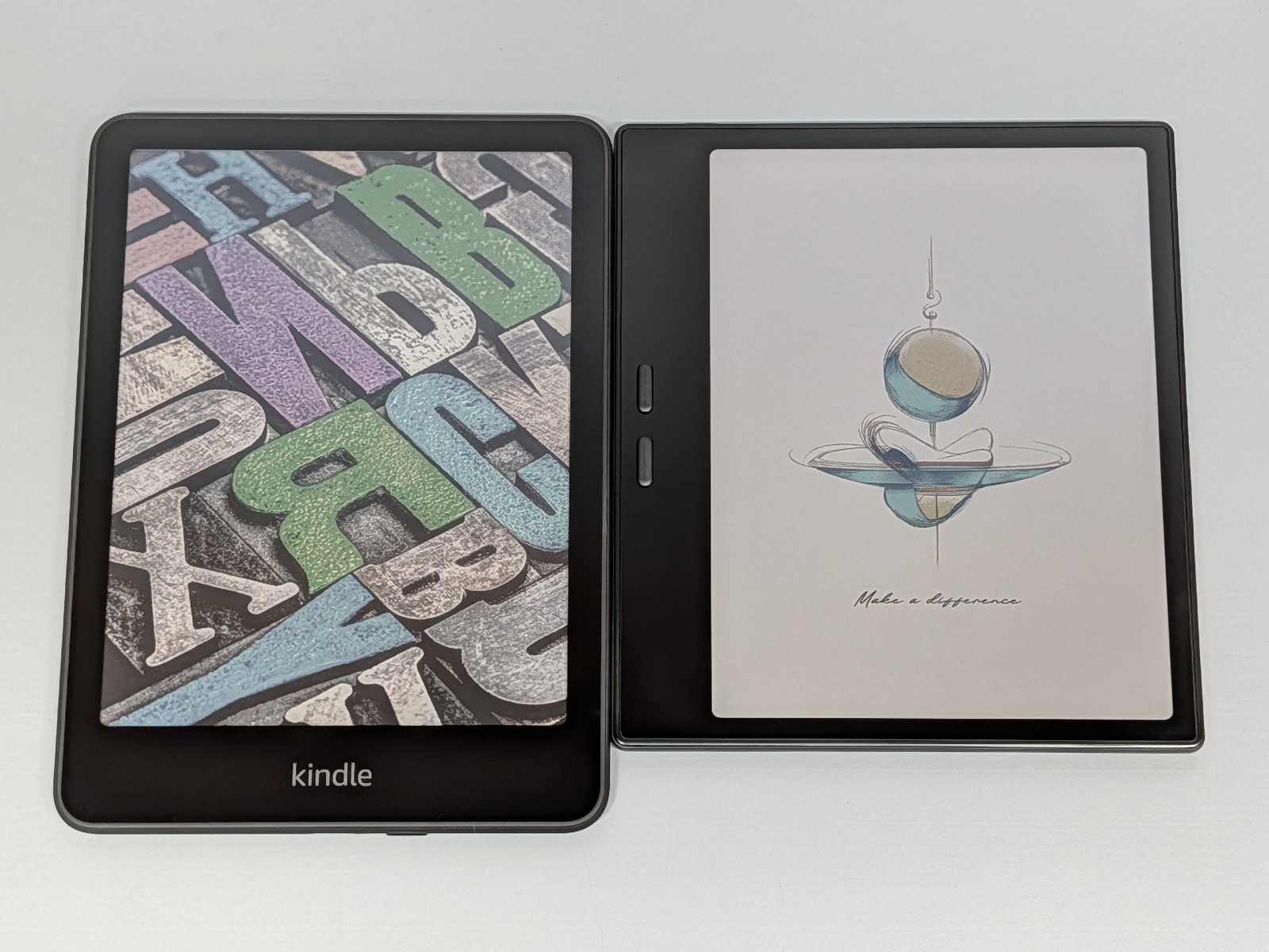 左が「Kindle Colorsoft」、右が「BOOX GoColor7Gen2」。どちらも7型で、カラーE Inkを採用している